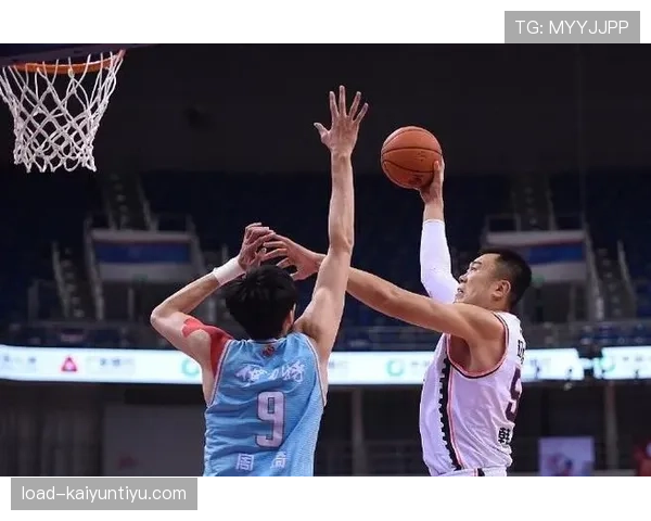 篮球实战中空中对抗判罚的争议案例与正确认定标准 篮球实战中空中对抗判罚的争议案例与正确认定标准